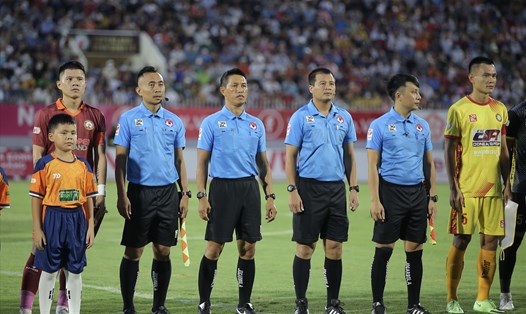 Tổ trọng tài làm nhiệm vụ trong trận Bình Định - Thanh Hoá ở vòng 13 V.League 2022. Ảnh: Q.A