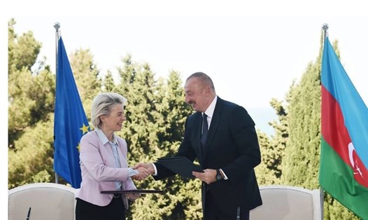 Chủ tịch Ủy ban Châu Âu Ursula von der Leyen và Tổng thống Azerbaijan Ilham Aliyev trao đổi thuận vào ngày 18.7. Ảnh: President.az