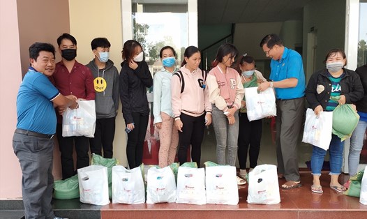 LĐLĐ thị xã Tân Uyên (tỉnh Bình Dương) trao hỗ trợ lương thực thực phẩm cho những lao động gặp khó khăn. Ảnh: Đ.T