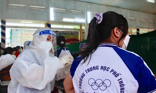 TP. Nha Trang đang đẩy mạnh tiêm vaccine cho học sinh trước thềm năm học mới 
 nhằm đảm bảo an toàn, phòng chống dịch COVID-19 khi các em trở lại trường sau kỳ nghỉ hè. Ảnh: P.L