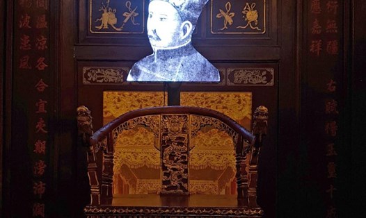 Hoàng Đế Gia Long được mô phỏng trên công nghệ Holofan. Ảnh: Từ Ân