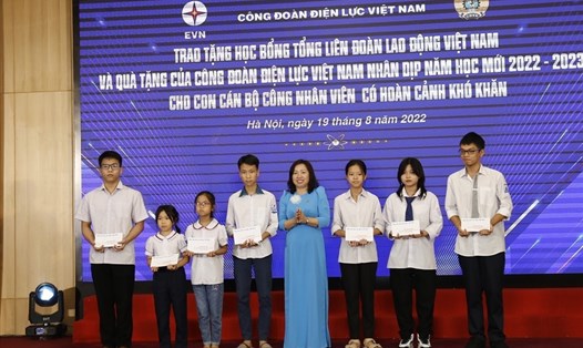 Phó Chủ tịch Tổng LĐLĐVN Thái Thu Xương trao học bổng cho con công nhân có hoàn cảnh khó khăn. Ảnh: Đắc Cường