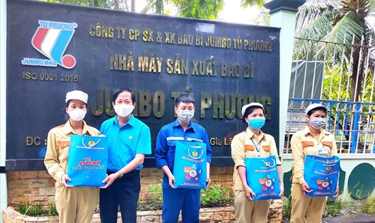 Lãnh đạo Liên đoàn Lao động Thành phố Hà Nội trao hỗ trợ đoàn viên, người lao động khó khăn do dịch COVID-19 vào tháng 9.2021 (ảnh minh hoạ). Ảnh: CĐH