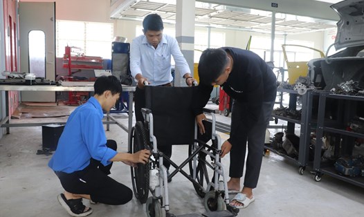 Thầy trò trường Cao đẳng nghề Đà Nẵng miệt mài sửa chữa những chiếc xe lăn sau giờ học. Ảnh: Nguyễn Linh