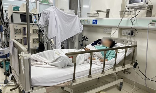 Bệnh nhân ngộ độc rượu được điều trị tại Bệnh viện Nhân dân Gia Định (TPHCM). Ảnh: BSCC