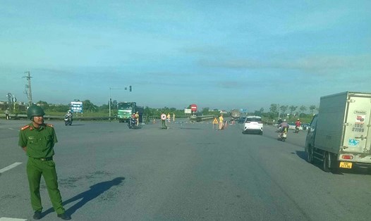 Hiện trường vụ tai nạn sáng sớm nay (22.8) tại huyện Hưng Hà (tỉnh Thái Bình) khiến 1 người tử vong. Ảnh: CTV
