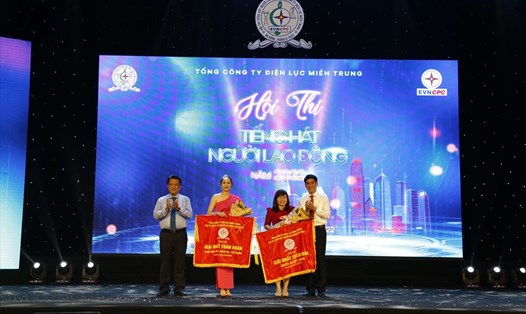 Đại diện Ban tổ chức trao Giải Nhất cho Công ty Điện lực Phú Yên và Trung tâm sản xuất Thiết bị đo điện tử Điện lực miền Trung. Ảnh: CĐĐL