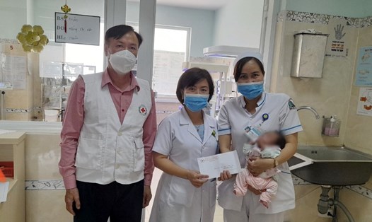 Bé gái sinh non 8 tháng, nặng 1,4kg bị bỏ rơi ở Bệnh viện II Lâm Đồng đã được các nhà hảo tâm, đội ngũ  y bác sĩ chăm sóc bằng cả tấm lòng hiện đã khỏe mạnh, nặng gần 3kg. Ảnh: Khánh Phúc
