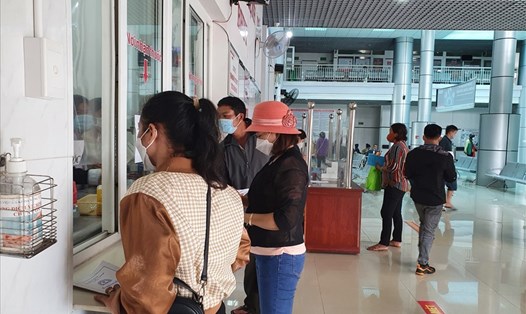 Người dân đi mua thuốc tại Bệnh viện Đa khoa Vùng Tây Nguyên. Ảnh: Bảo Trung