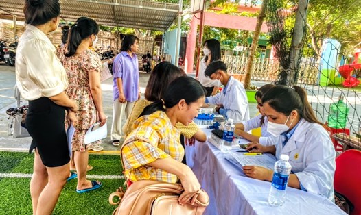 LĐLĐ quận Cẩm Lệ, thành phố Đà Nẵng tổ chức tư vấn sức khỏe cho người lao động có yêu cầu. Ảnh: Phương Trà