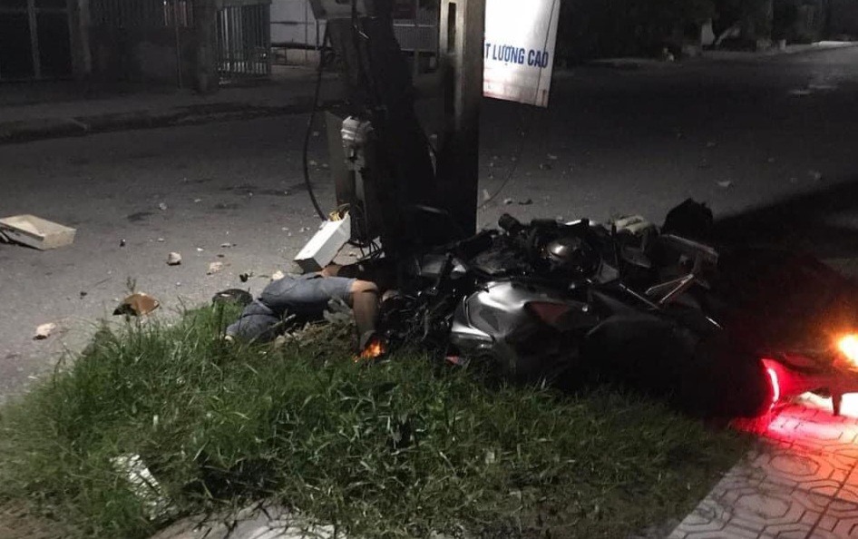 Thái Bình: Lái xe phân khối lớn đâm trúng cột điện, tử vong tại chỗ
