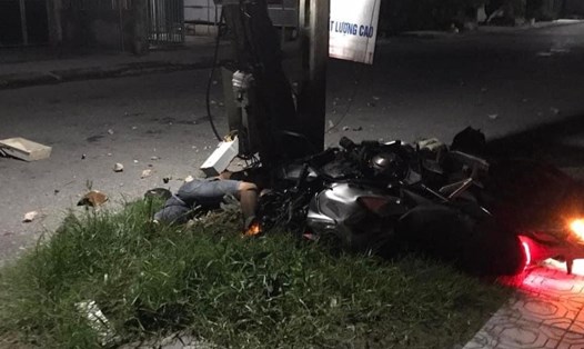Hiện trường vụ tai nạn xảy ra tại tỉnh Thái Bình vào đêm qua (21.8) khiến 1 nam thanh niên tử vong tại chỗ. Ảnh: CTV
