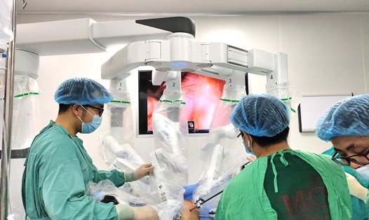 Các bác sĩ thực hiện 1 ca phẫu thuật điều trị ung thư bằng robot. Ảnh: BVCC