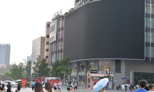 Màn hình ngoài trời được tắt để tiết kiệm năng lượng ở Thành Đô, tỉnh Tứ Xuyên, Trung Quốc. Ảnh: AFP