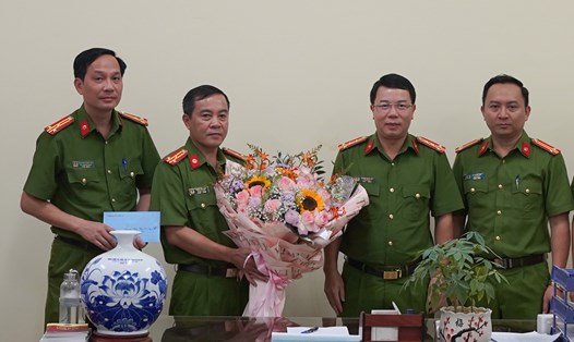 Đại tá Hoàng Quốc Việt - Phó giám đốc Công an tỉnh Sơn La biểu dương, chúc mừng Phòng Cảnh sát ĐTTP về ma túy. Ảnh: Cao Thiên.