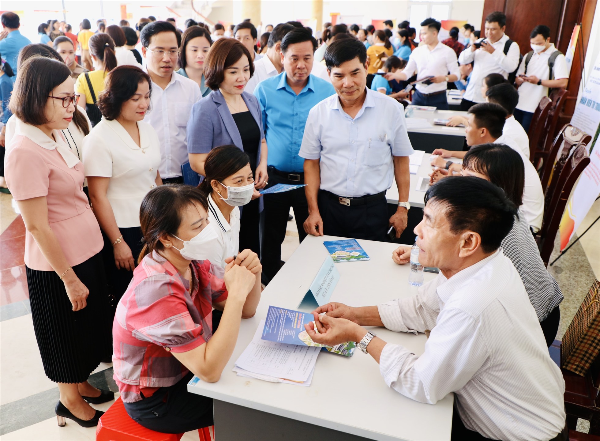 Hiện, toàn tỉnh Ninh Bình có 136 doanh nghiệp đang có nhu cầu tuyển dụng với gần 27.000 lao động. Ảnh: NT