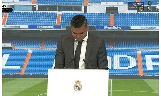 Casemiro không giấu được cảm xúc khi chia tay Real Madrid.  Ảnh: AFP