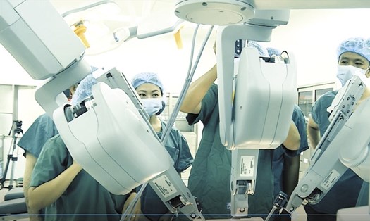 Bệnh viện Chợ Rẫy ứng dụng robot phẫu thuật từ năm 2017, nhưng lại phải sử dụng dao mổ rạch 3 lần mới qua da bệnh nhân. Ảnh minh họa: K.Q.