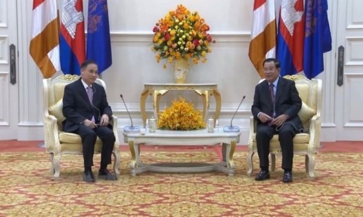 Chủ tịch đảng Nhân dân Campuchia, Thủ tướng Chính phủ Campuchia Samdech Techo Hun Sen tiếp Trưởng Ban Đối ngoại Trung ương Lê Hoài Trung. Ảnh: TTXVN