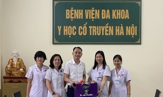 Ông Trịnh Tố Tâm - Chủ tịch Công đoàn ngành Y tế Hà Nội - tặng quà tại Bệnh viện đa khoa Y học Cổ truyền Hà Nội. Ảnh: CĐN
