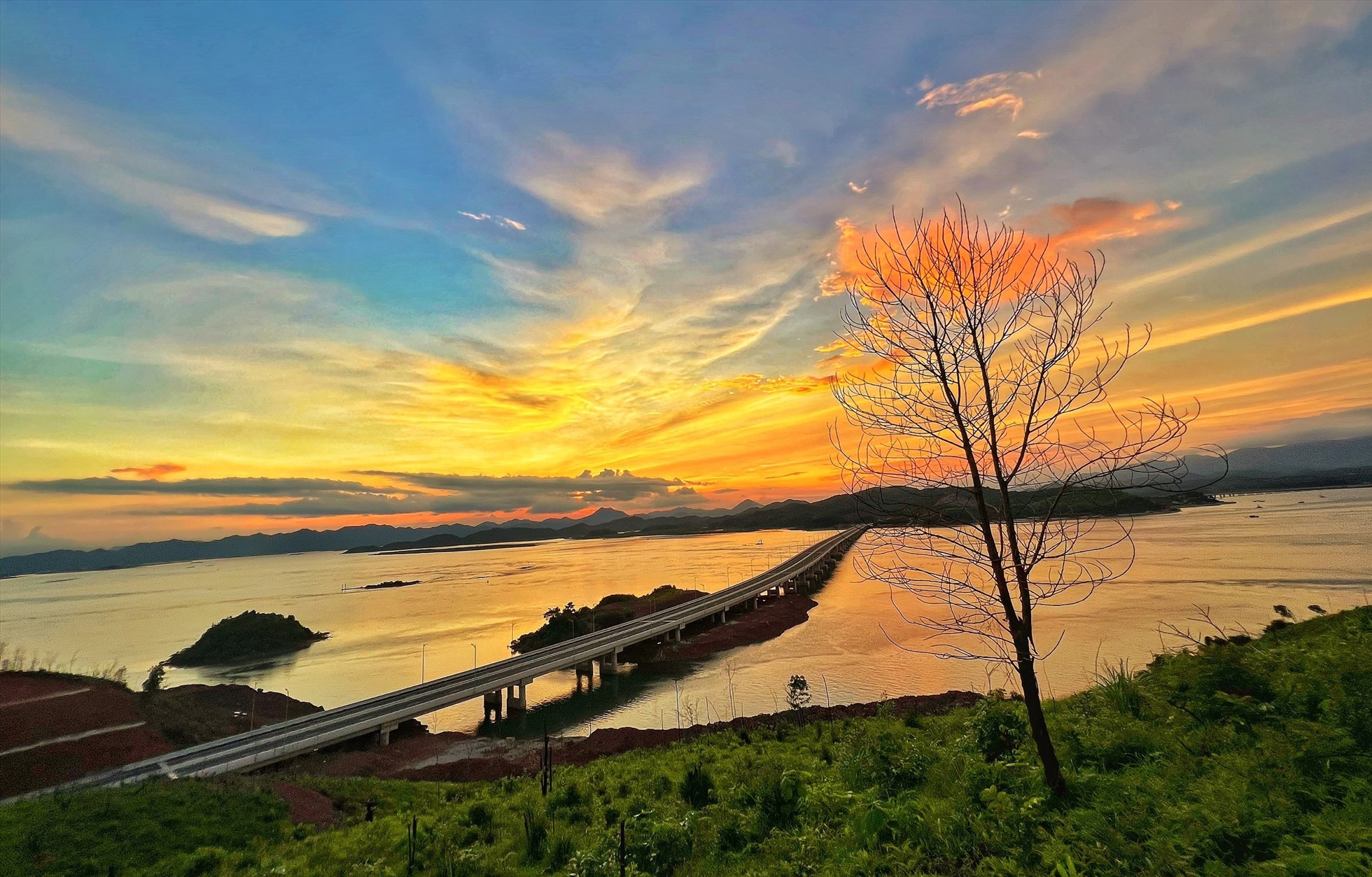 Cầu Vân Tiên trên cao tốc Vân Đồn - Móng Cái. Ảnh: CTV