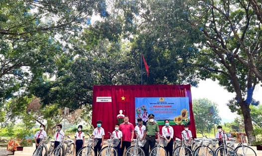 10 chiếc xe đạp trao tặng đến các em học sinh của Trường THCS Ma Lâm, thị trấn Ma Lâm, huyện Hàm Thuận Bắc, tỉnh Bình Thuận. Ảnh: CĐ CA tỉnh Bình Thuận