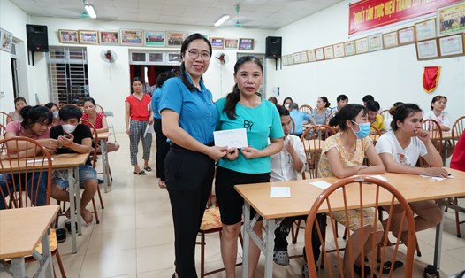 Bà Bành Hải Ninh - Trưởng Ban Tuyên giáo - Nữ công Liên đoàn Lao động tỉnh Vĩnh Phúc - trao quà cho công nhân lao động tham gia trả lời chính xác câu hỏi của giảng viên.