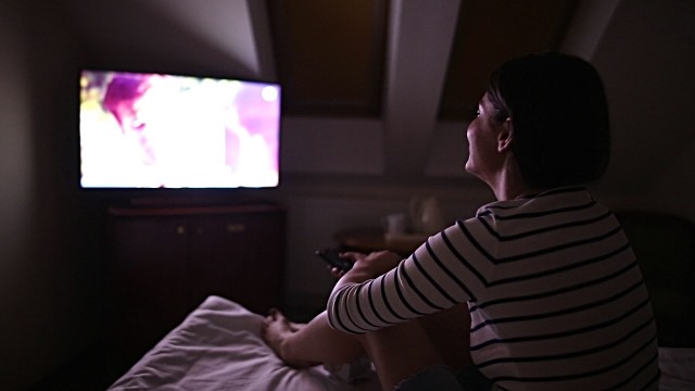 Thường xuyên thức khuya xem các chương trình truyền hình, chơi game dễ dẫn đến suy tĩnh mạch hoặc tắc nghẽn tim mạch và mạch máu não. Ảnh: TH