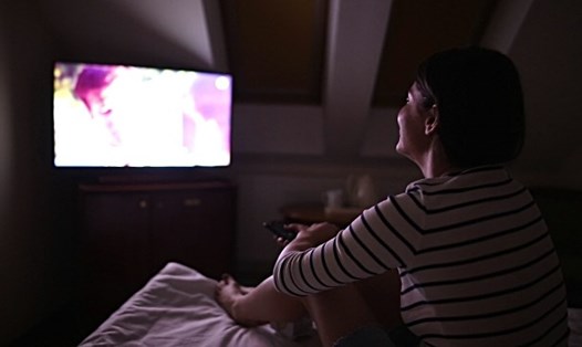 Thường xuyên thức khuya xem các chương trình truyền hình, chơi game dễ dẫn đến suy tĩnh mạch hoặc tắc nghẽn tim mạch và mạch máu não. Ảnh: TH