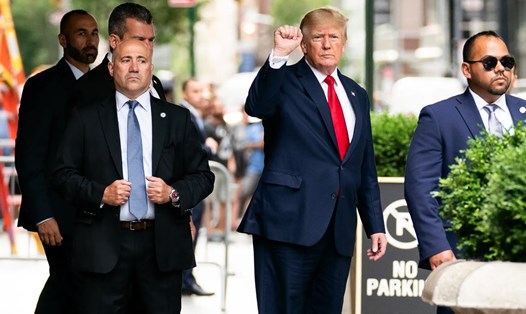 Cựu Tổng thống Donald Trump bên ngoài Tháp Trump ở thành phố New York ngày 10.8. Ảnh: AFP