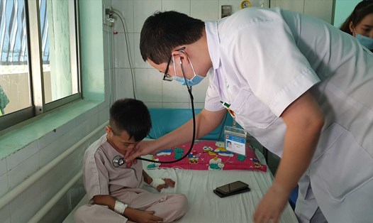 Bác sĩ bệnh viện nhi đồng Đồng Nai thăm khám cho bệnh nhân. Ảnh: Hà Anh Chiến