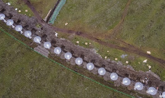 Dàn ăng-ten parabol tại công trường xây dựng Kính viễn vọng Vô tuyến Mặt trời ngày 29.6.2022 ở huyện Đạo Thành, thuộc Châu tự trị dân tộc Tạng Cam Tư, tỉnh Tứ Xuyên, Trung Quốc. Ảnh: China News Service