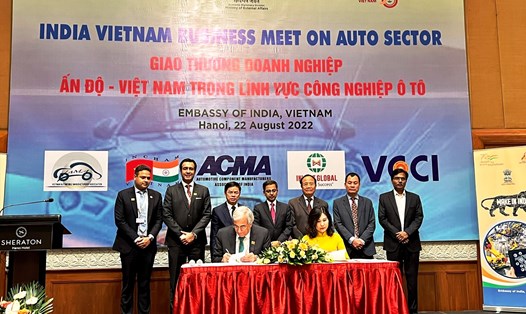 Các hiệp hội đại diện cho doanh nghiệp Việt Nam và Ấn Độ ký kết hợp tác trong lĩnh vực công nghiệp ôtô. Ảnh: Vũ Long