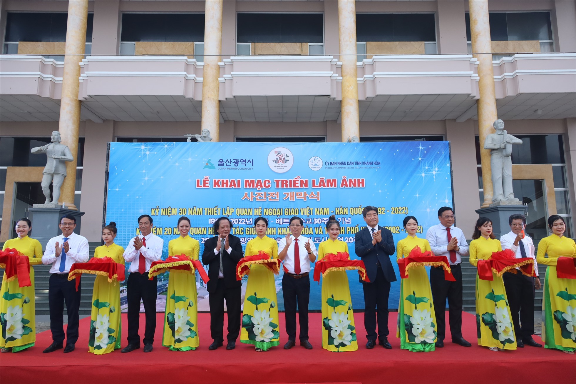 Các đại biểu cắt băng khai mạc triển lãm ảnh “Quan hệ hữu nghị Việt Nam – Hàn Quốc: 30 năm xây dựng và vun đắp”.