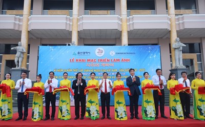 Các đại biểu cắt băng khai mạc triển lãm ảnh “Quan hệ hữu nghị Việt Nam – Hàn Quốc: 30 năm xây dựng và vun đắp”.