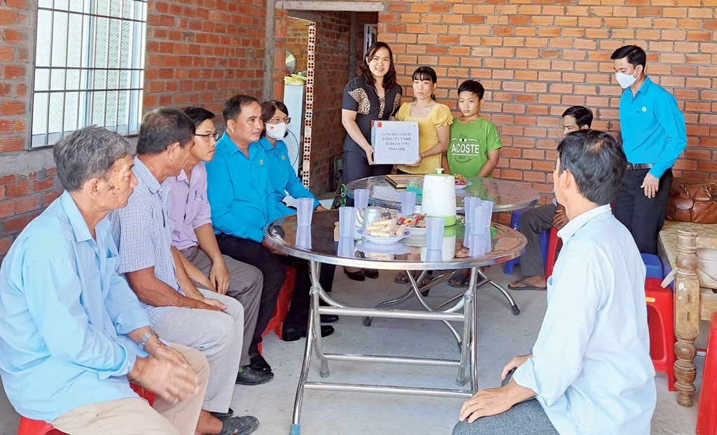 Chị Trương Thị Kim Tuyền được trao tặng Mái ấm Công đoàn từ Quỹ Xã hội từ thiện Tấm lòng Vàng. Ảnh: A.L