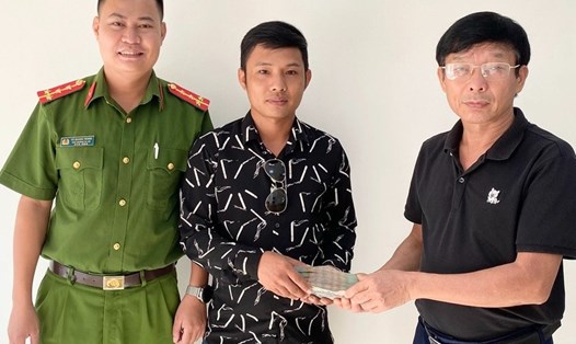 Anh Lưu (giữa) trả lại 200 triệu đồng cho ông Cảnh. Ảnh: CA.