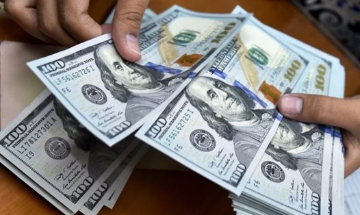 Tỷ giá ngoại tệ hôm nay: Giá USD chợ đen trong nước vọt lên trên mốc 24.000 đồng