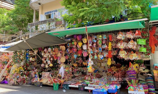 Ngập tràn sắc màu, các loại đồ chơi tết Trung thu trên phố Phan Bội Châu (Hải Phòng). Ảnh: Lương Hà