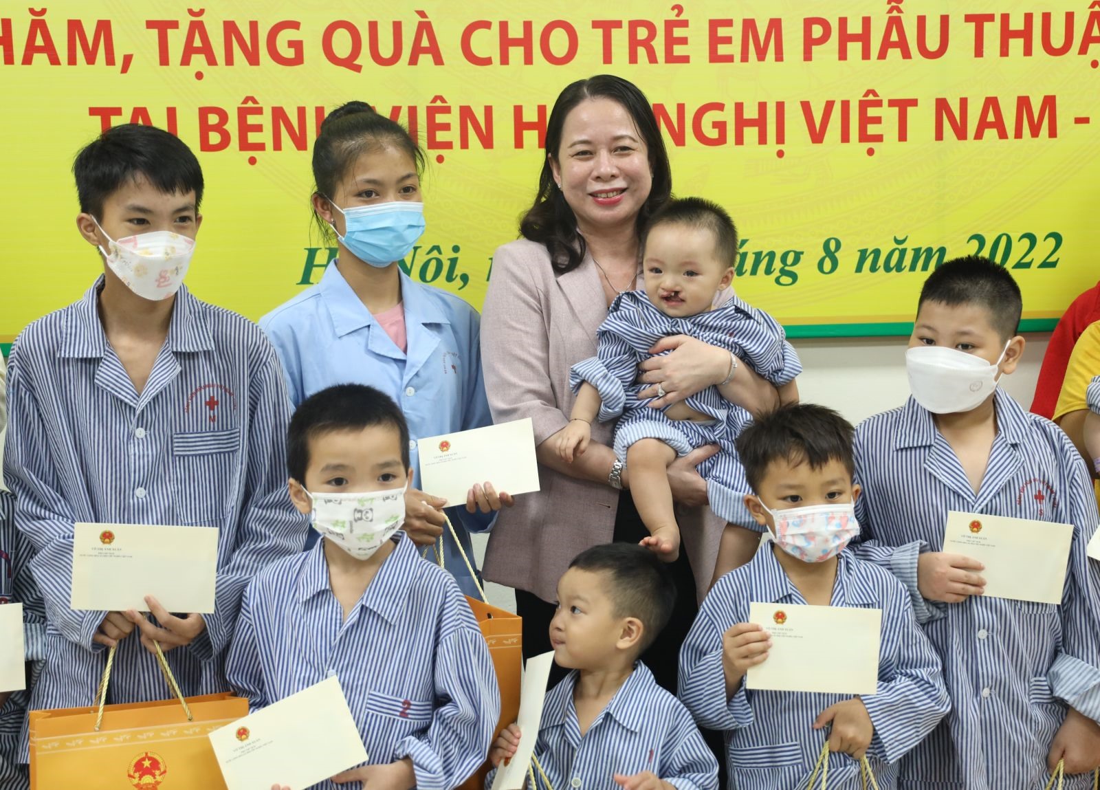 Phó Chủ tịch nước Võ Thị Ánh Xuân thăm và tặng quà cho trẻ em phẫu ...