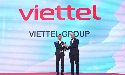 Đây là năm thứ hai liên tiếp Viettel được vinh danh là Nơi làm việc tốt nhất Châu Á. Anh Đoàn Đại Phong - Phó TGĐ TCT Giải pháp Doanh nghiệp Viettel đại diện Tập đoàn nhận cúp của chương trình