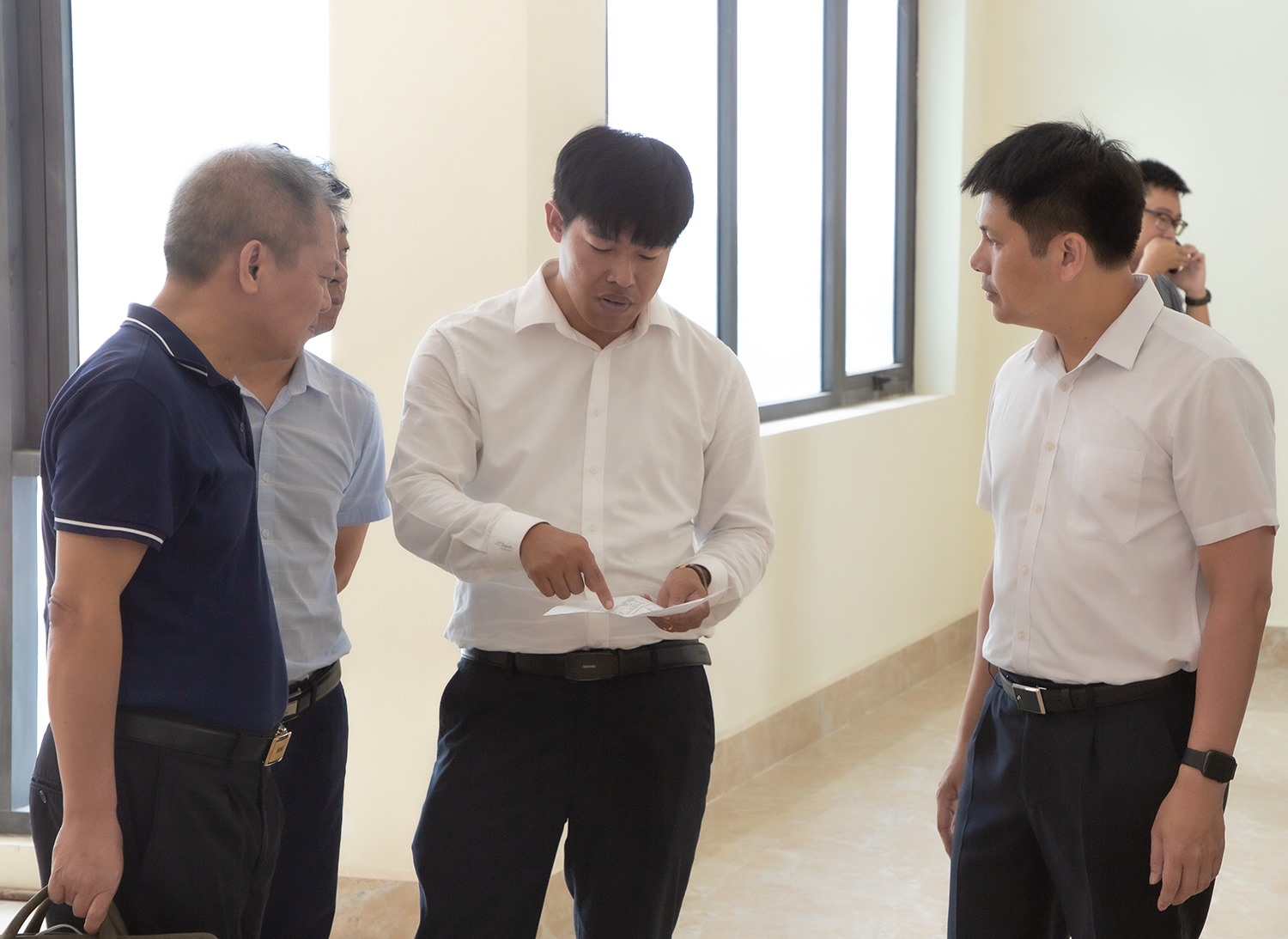Phó Giám đốc Đại học Quốc gia Hà Nội Nguyễn Hiệu trao đổi cùng lãnh đạo các đơn vị trong ngày đầu làm việc tại cơ sở mới. Ảnh: VNU