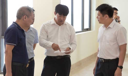 Phó Giám đốc Đại học Quốc gia Hà Nội Nguyễn Hiệu trao đổi cùng lãnh đạo các đơn vị trong ngày đầu làm việc tại cơ sở mới. Ảnh: VNU