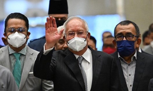 Cựu Thủ tướng Malaysia Najib Razak (giữa) đến toà ngày 23.8.2022. Ảnh: AFP
