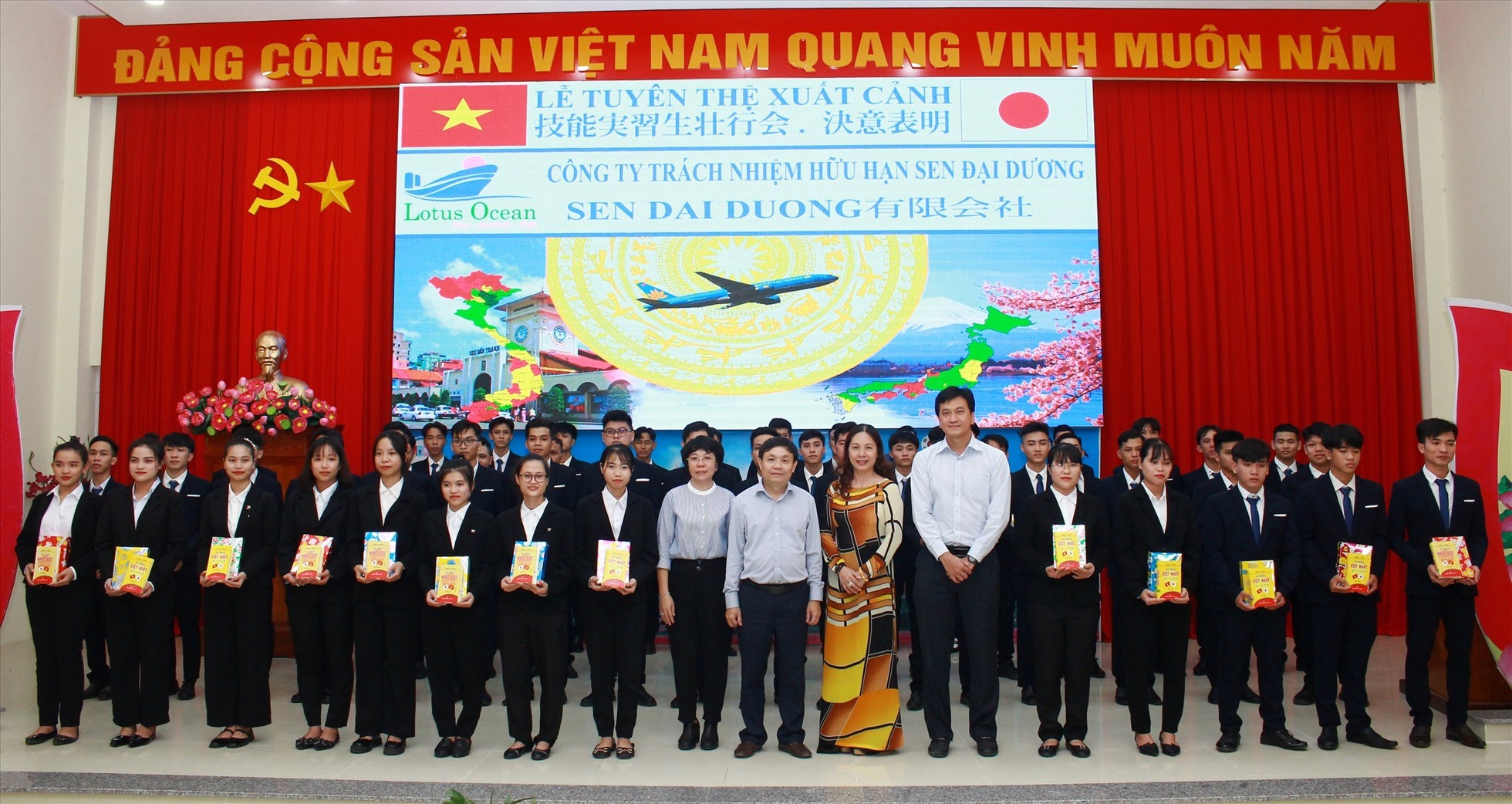 Quang cảnh buổi lễ tiễn lao động, thực tập sinh lên đường sang Nhật Bản làm việc. Ảnh: TC