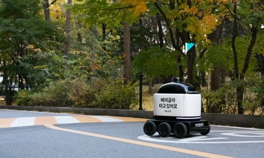 Robot giao hàng do Woowa Brothers phát triển đang tiến hành giao hàng thử nghiệm. Ảnh chụp màn hình