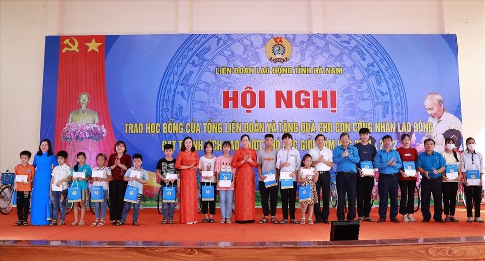 Các đồng chí lãnh đạo chia sẻ niềm vui với các con công nhân lao động. Ảnh: Hải Nguyễn