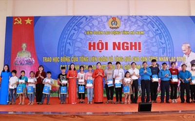 Các đồng chí lãnh đạo chia sẻ niềm vui với các con công nhân lao động. Ảnh: Hải Nguyễn
