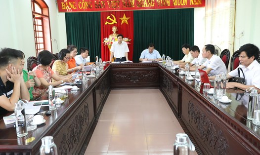 Đoàn kiểm tra của Ban chỉ đạo phòng, chống dịch COVID-19 tỉnh Ninh Bình kiểm tra tại huyện Nho Quan. Ảnh: NT