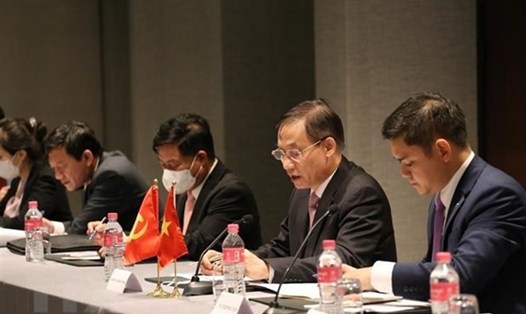 Trưởng Ban Đối ngoại Trung ương Lê Hoài Trung phát biểu tại hội đàm với Ban Đối ngoại Trung ương Đảng Nhân dân Campuchia. Ảnh: TTXVN